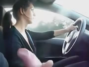 希臘女友在開車時給男友打手槍