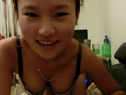 清純可愛學生妹主動女上男下吹簫